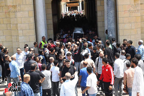 مشاهد من تشييع الجثمان  (1)