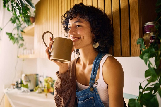 فتاة تشرب قهوة فتاة تشرب قهوة