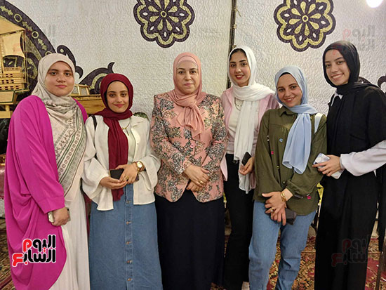 رئيس-قسم-الاقتصاد-المنزلى-مع-الطالبات