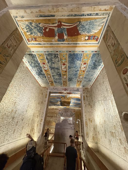 النقوش والألوان المبهرة فى مقابر ملوك الفراعنة النقوش والألوان المبهرة فى مقابر ملوك الفراعنة