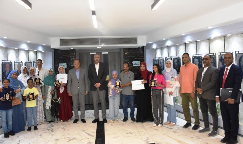 محافظ أسوان مع المكرين وأسرهم بديوان المحافظة محافظ أسوان مع المكرين وأسرهم بديوان المحافظة