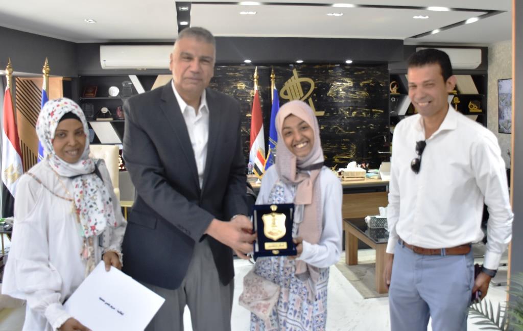 جانب من التكريم جانب من التكريم