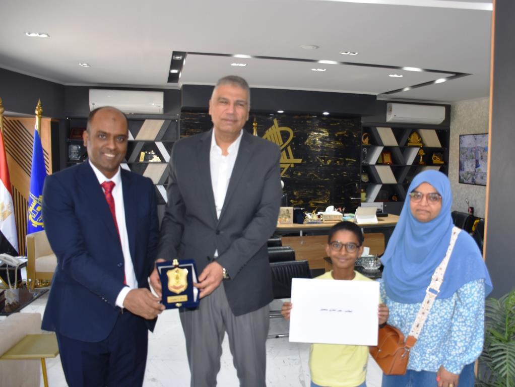 جانب من التكريم بمكتب المحافظ جانب من التكريم بمكتب المحافظ