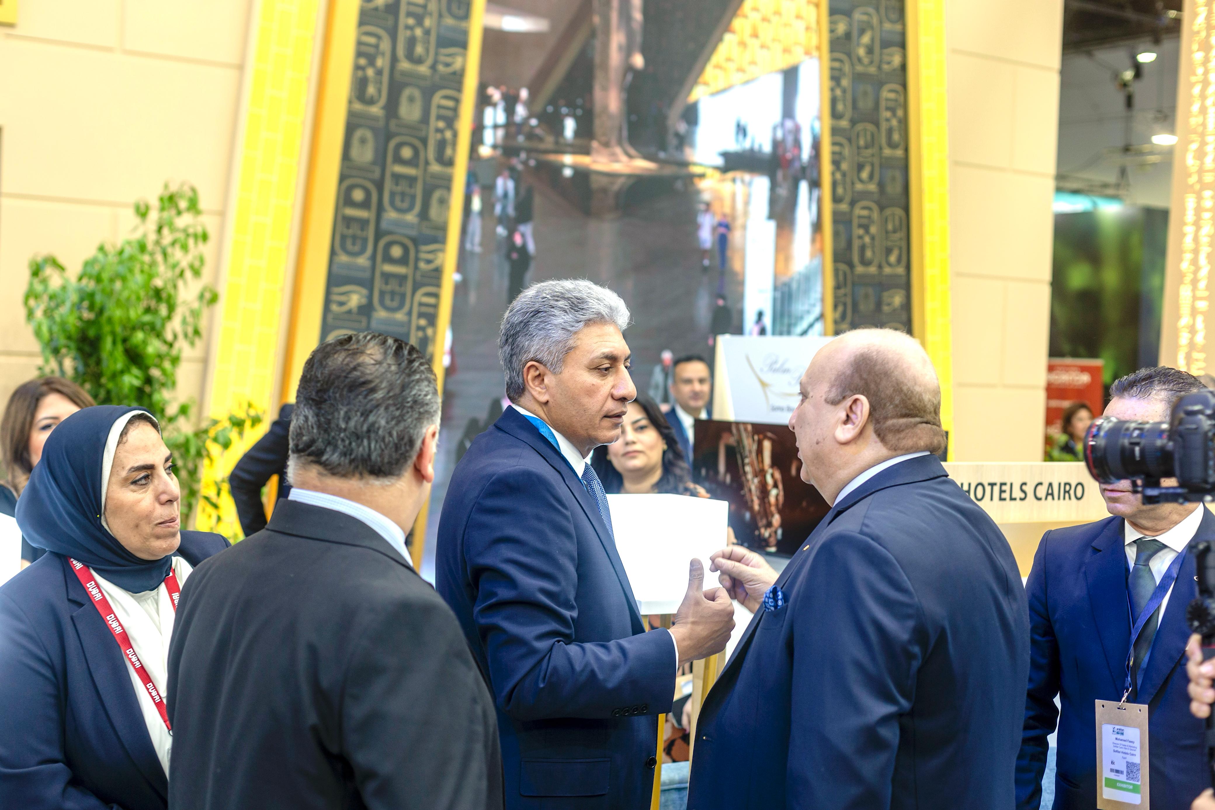 وزير السياحة يزور المعرض