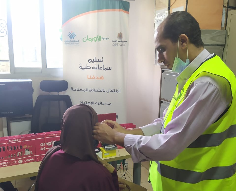تسليم أجهزة تعويضية وسماعات طبية للمرضى غير القادرين