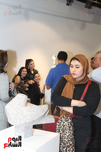 أحد الفنانين بالمعرض أحد الفنانين بالمعرض