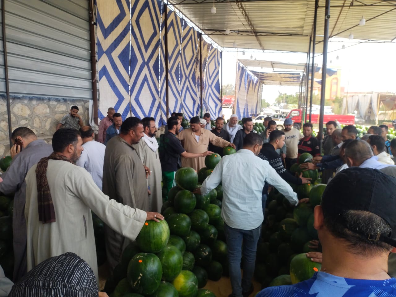 إقبال التجار على المزاد إقبال التجار على المزاد