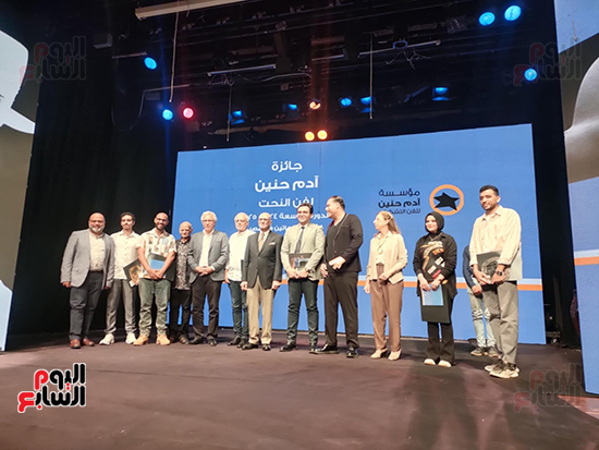 وزير الثقافة مع الفنانين الفائزين بجوائز آدم حنين وزير الثقافة مع الفنانين الفائزين بجوائز آدم حنين