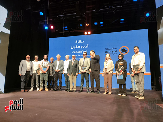 وزير الثقافة مع الفنانين الفائزين وزير الثقافة مع الفنانين الفائزين