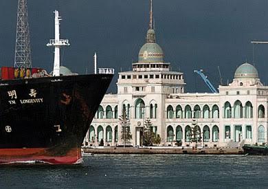 عبور سفينة من امام المبني عبور سفينة من امام المبني