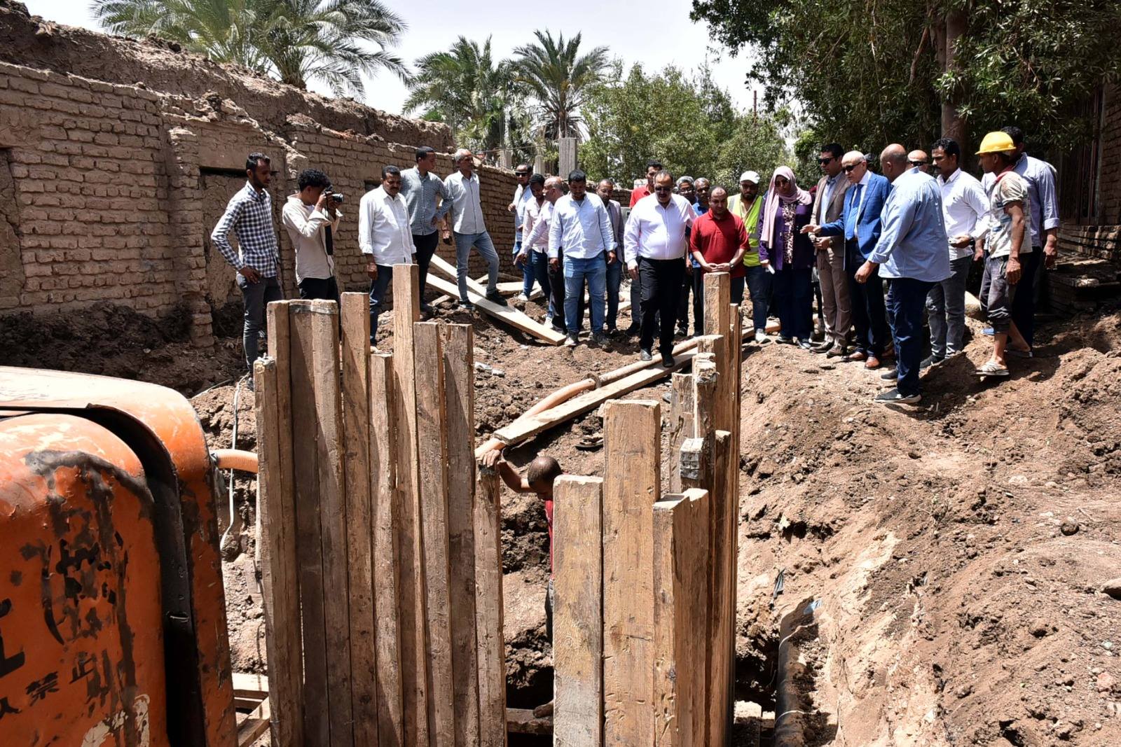 قرى أرمنت تشهد العمل في مشروع صرف صحى قرية السلام