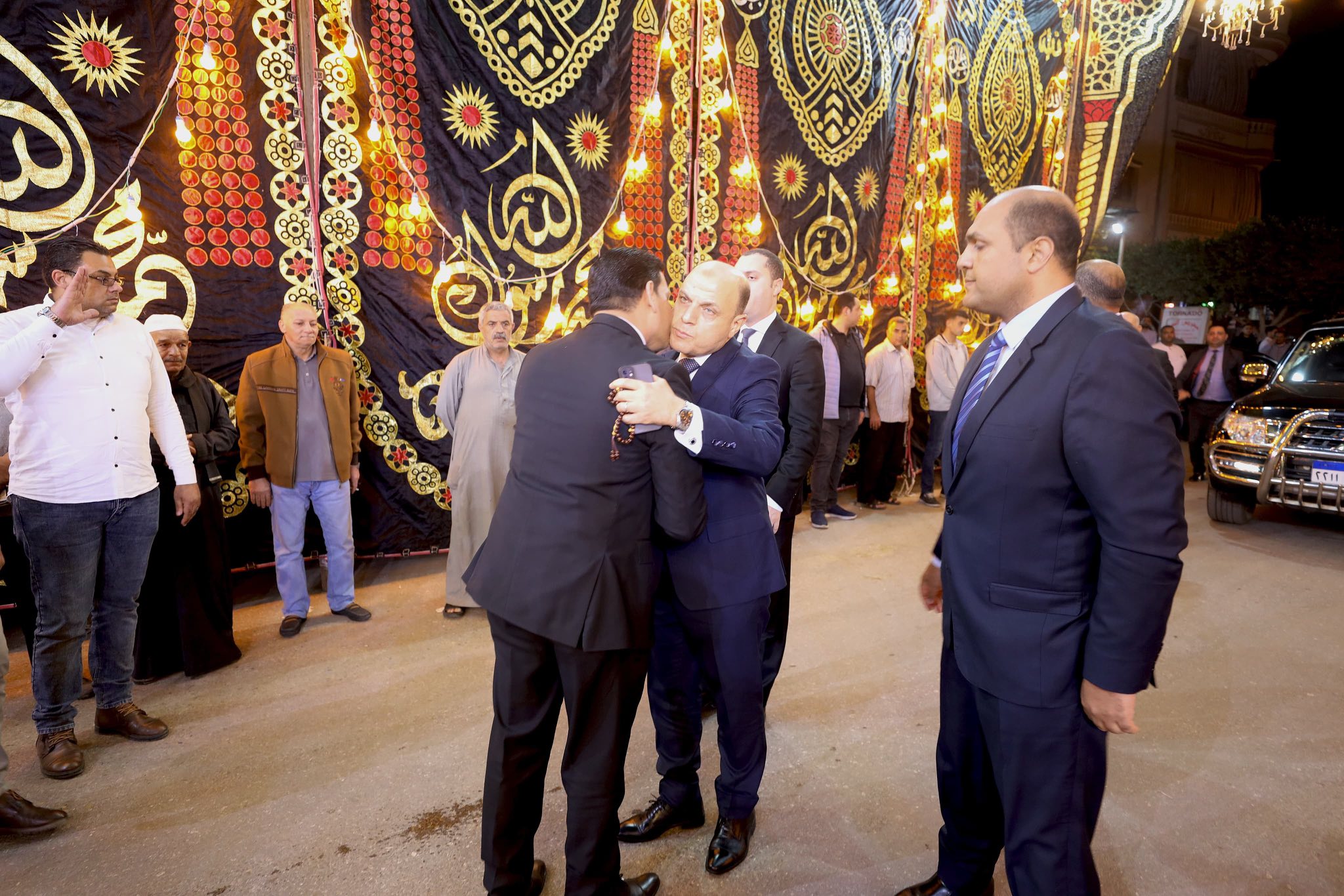 جانب من تقديم العزاء جانب من تقديم العزاء