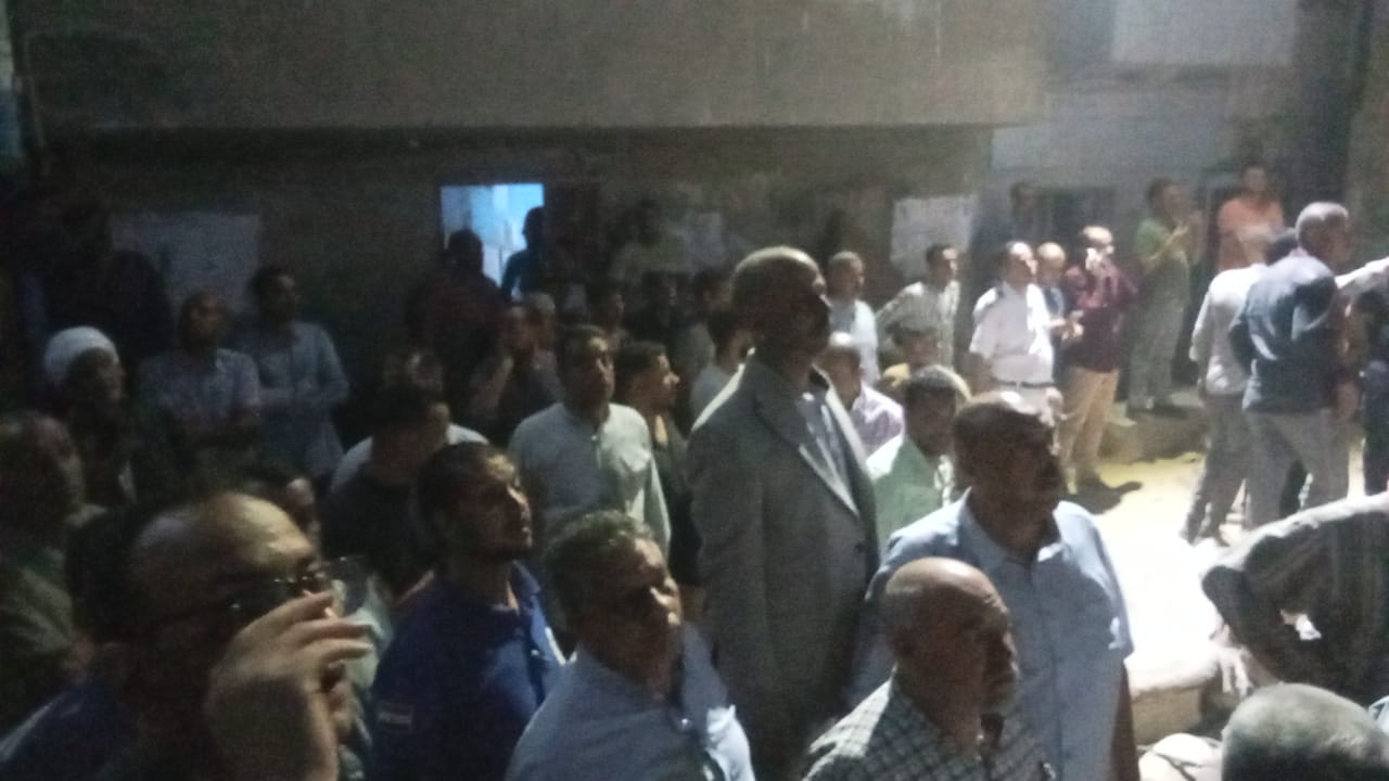 إنهيار منزل بأسيوط وإنقاذ 5 أشخاص وجارى البحث عن سيدة.. صور  (2)