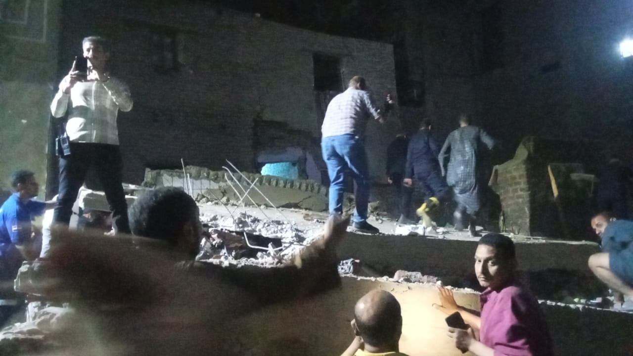إنهيار منزل بأسيوط وإنقاذ 5 أشخاص وجارى البحث عن سيدة.. صور  (1)