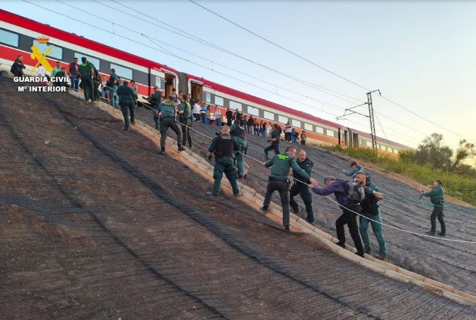 انقاذ ركاب قطار فى اسبانيا انقاذ ركاب قطار فى اسبانيا