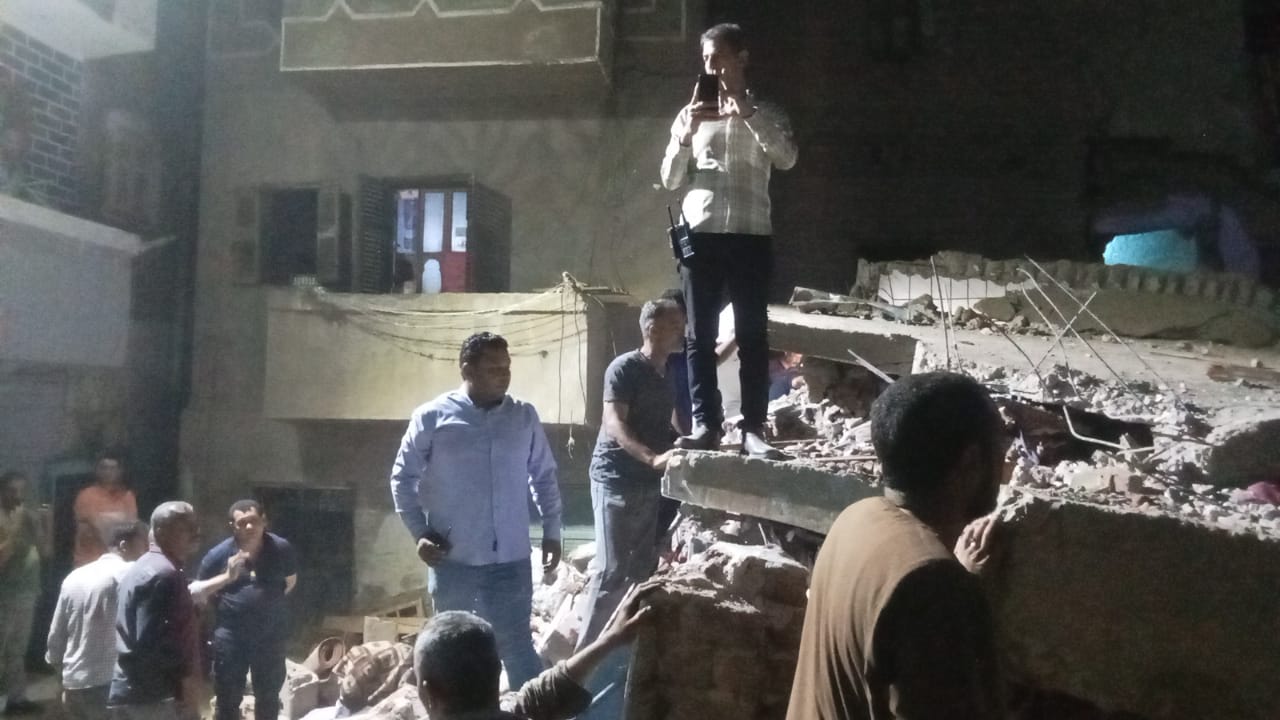 إنهيار منزل بأسيوط وإنقاذ 5 أشخاص وجارى البحث عن سيدة.. صور  (5)