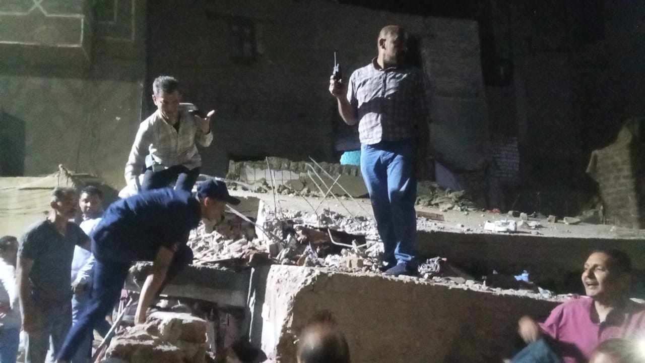 إنهيار منزل بأسيوط وإنقاذ 5 أشخاص وجارى البحث عن سيدة.. صور  (4)