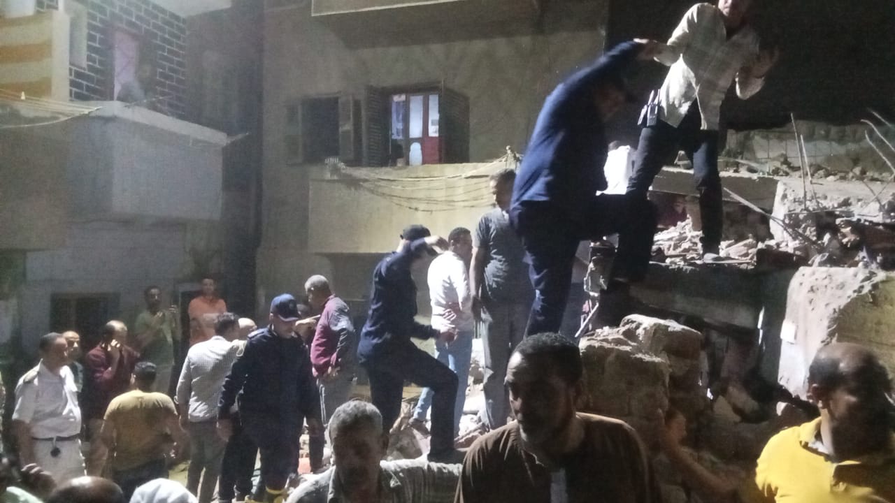 إنهيار منزل بأسيوط وإنقاذ 5 أشخاص وجارى البحث عن سيدة.. صور  (3)