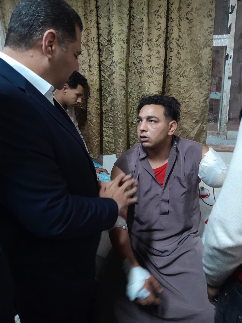 نائب المحافظ خلال الزيارة