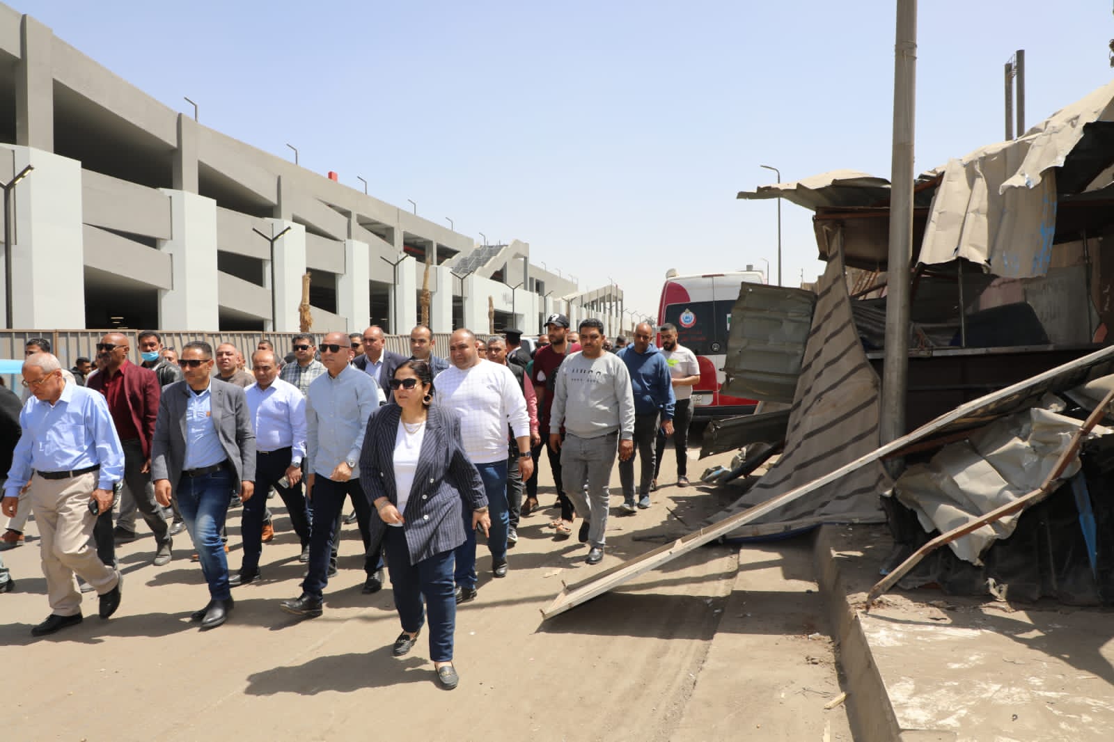 جانب من عملية نقل الباعة الجائلين جانب من عملية نقل الباعة الجائلين