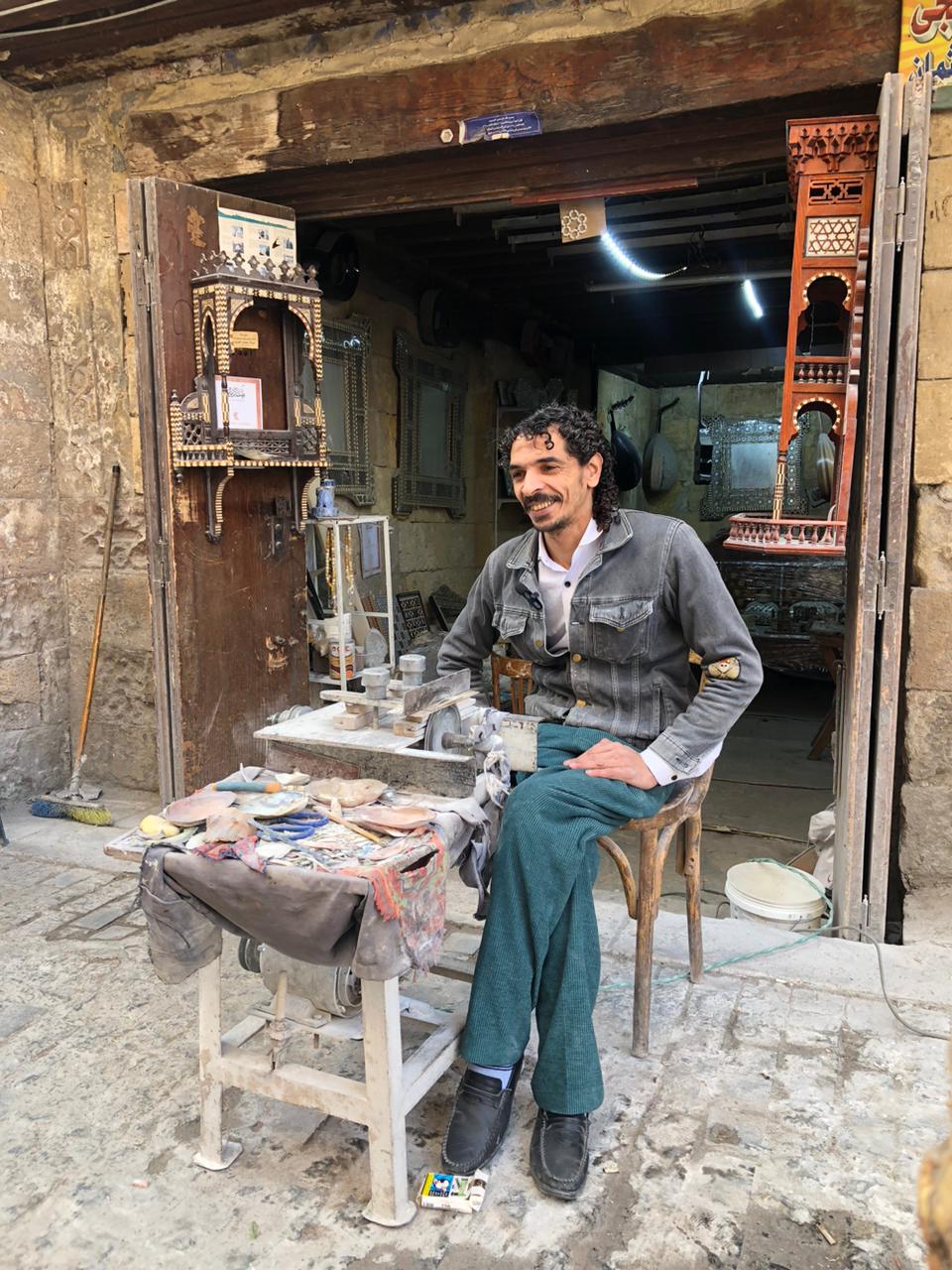عمرو زيكا أحد أشهر صدفجية منتجات خان الخليلي بشارع باب الوزير عمرو زيكا أحد أشهر صدفجية منتجات خان الخليلي بشارع باب الوزير