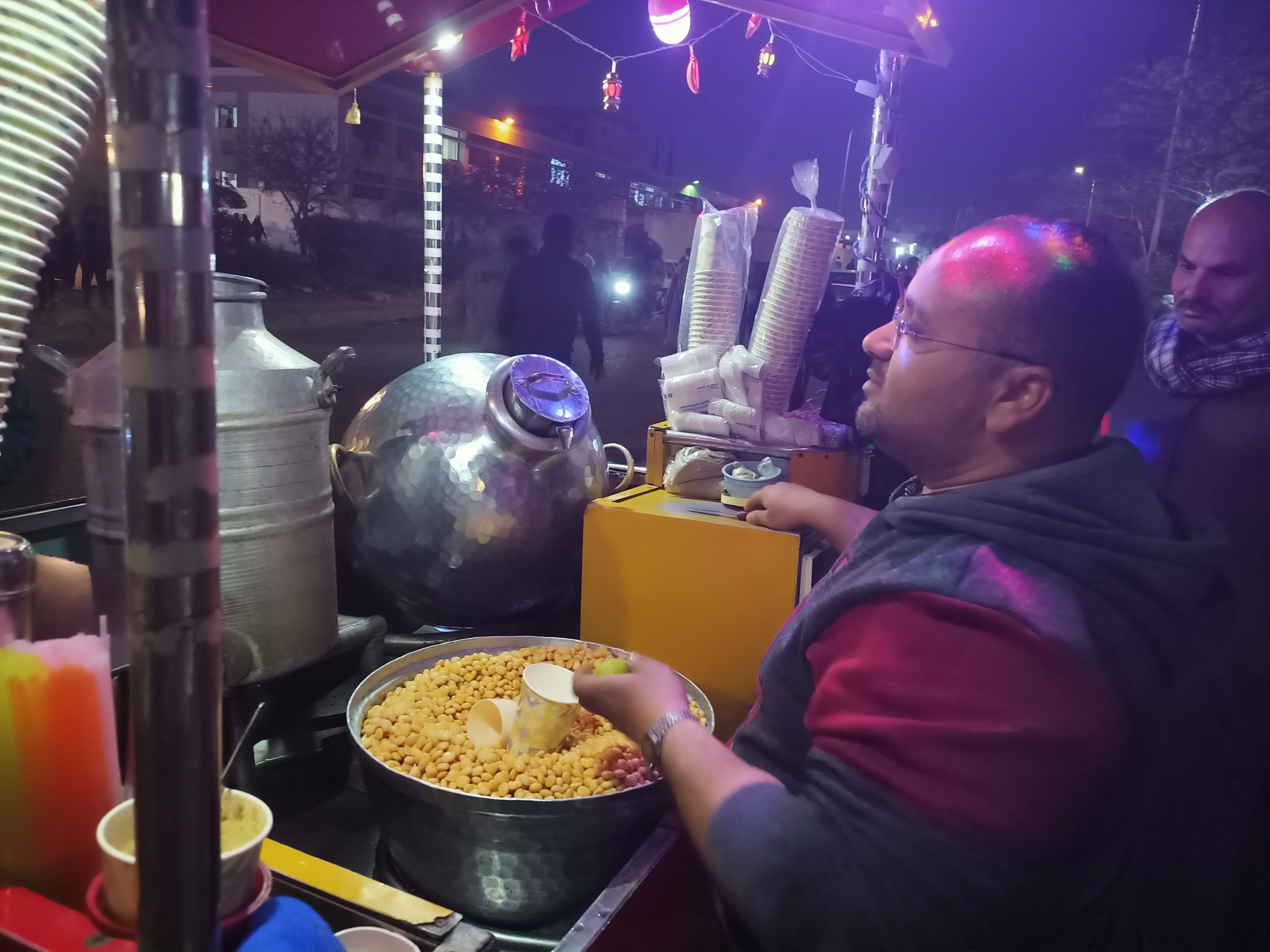 اثناء بيع الترمس اثناء بيع الترمس