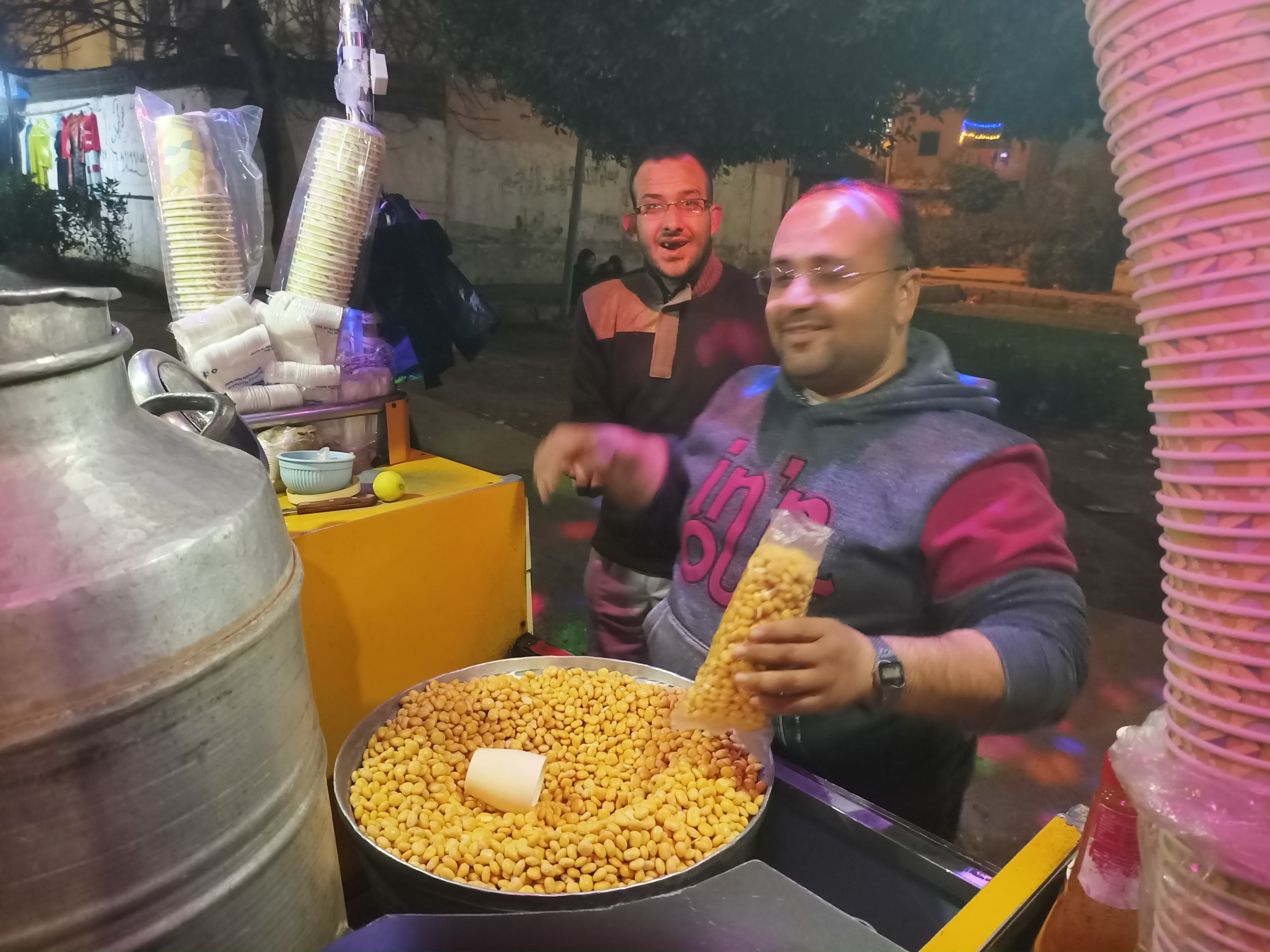موظف نهارا وبائع حمص وترمي ليلا موظف نهارا وبائع حمص وترمي ليلا