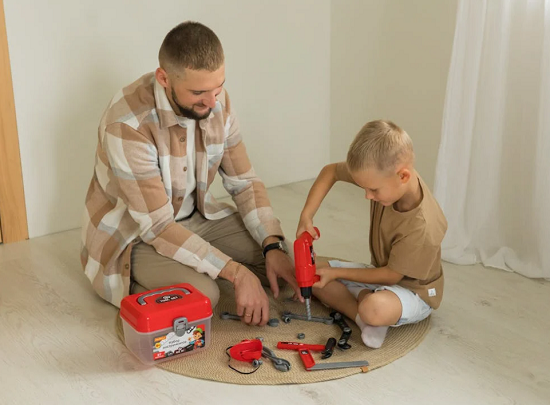 طفل يتعامل بمفرده