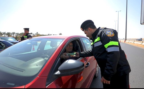 رجال الشرطة يحتفلون مع المواطنين بعيد الفطر  (2)