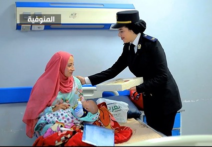 رجال الشرطة يحتفلون مع المواطنين بعيد الفطر  (10)