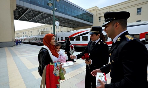 رجال الشرطة يحتفلون مع المواطنين بعيد الفطر  (6)