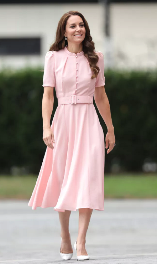 فستان من الوردي الناعم