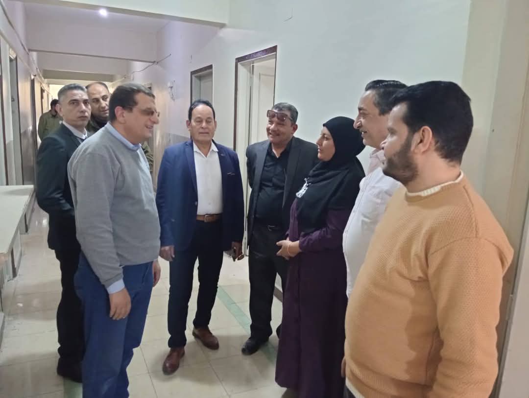 جانب من استقبال الموظفين لرئيس المدينة