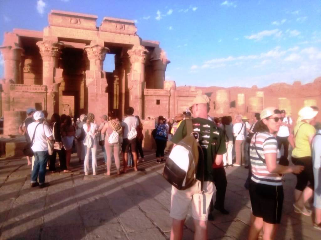 السياح بالمناطق الأثرية السياح بالمناطق الأثرية