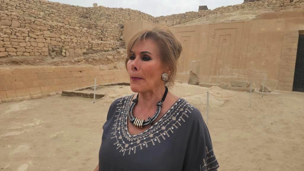 سفيرة المكسيك خلال تسليم المقبرة للسلطات المصرية سفيرة المكسيك خلال تسليم المقبرة للسلطات المصرية