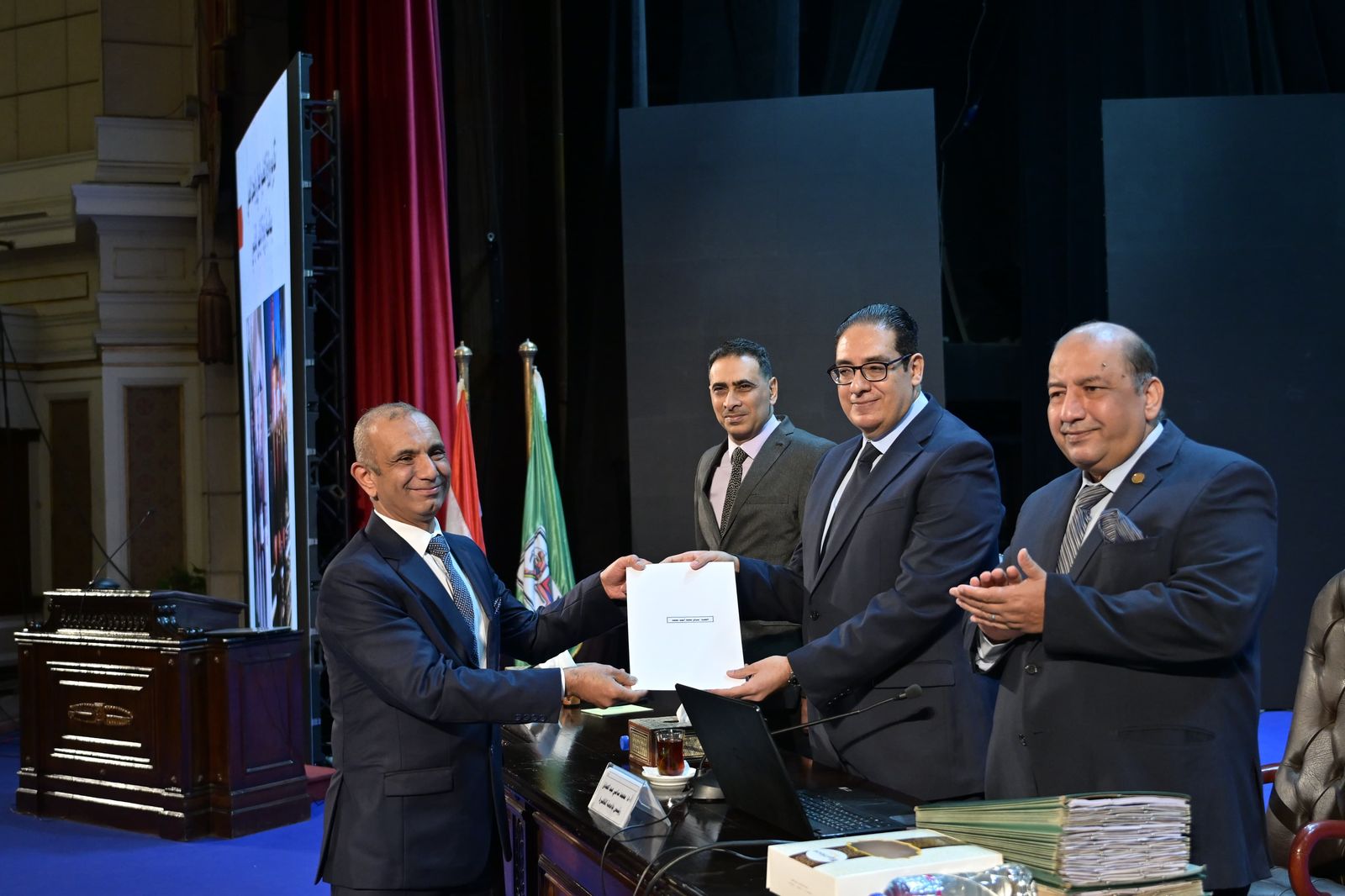رئيس جامعة القاهرة يكرم فريق العمل فى تنظيم زيارة الرئيس الفرنسى ماكرون للجامعة