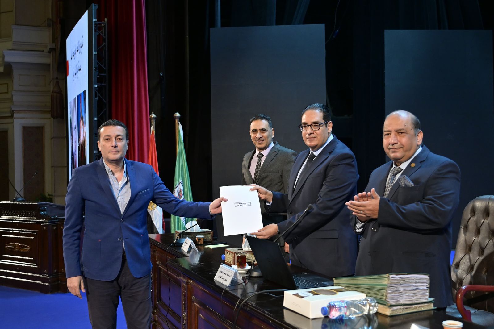 رئيس جامعة القاهرة يكرم اللواء عمرو أبو رايه مدير الأمن الإدارى بالجامعة
