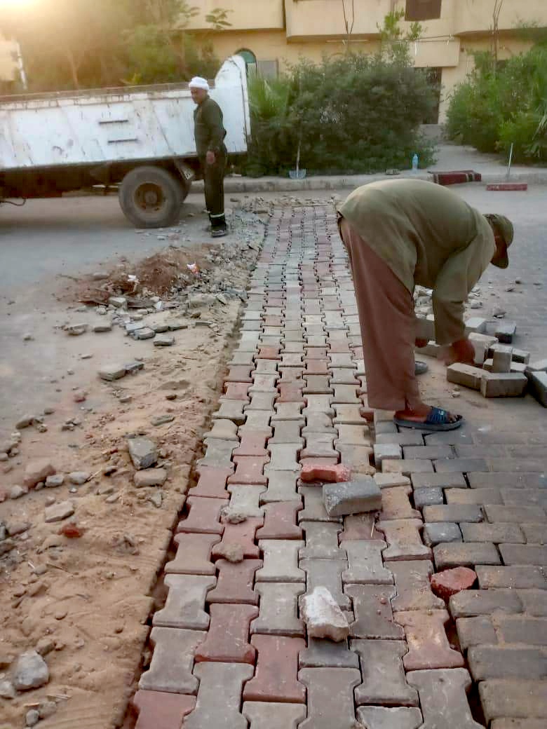 جانب من تركيب 60 متر مربع بلاط إنترلوك وحملات نظافة بالأقصر جانب من تركيب 60 متر مربع بلاط إنترلوك وحملات نظافة بالأقصر