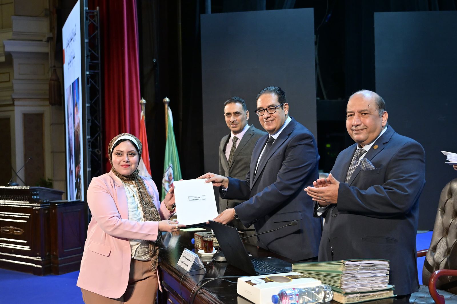 رئيس جامعة القاهرة يكرم المهندسة مروة صلاح رئيس الإدارة الهندسية
