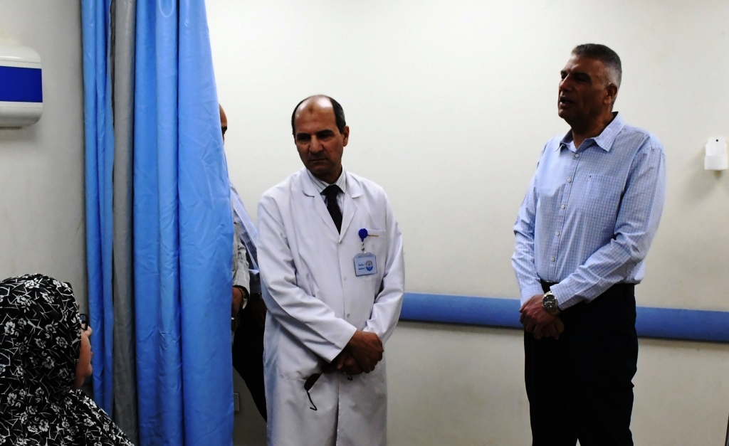 محافظ أساون يطمئن على المرضى الفلسطينيين محافظ أساون يطمئن على المرضى الفلسطينيين