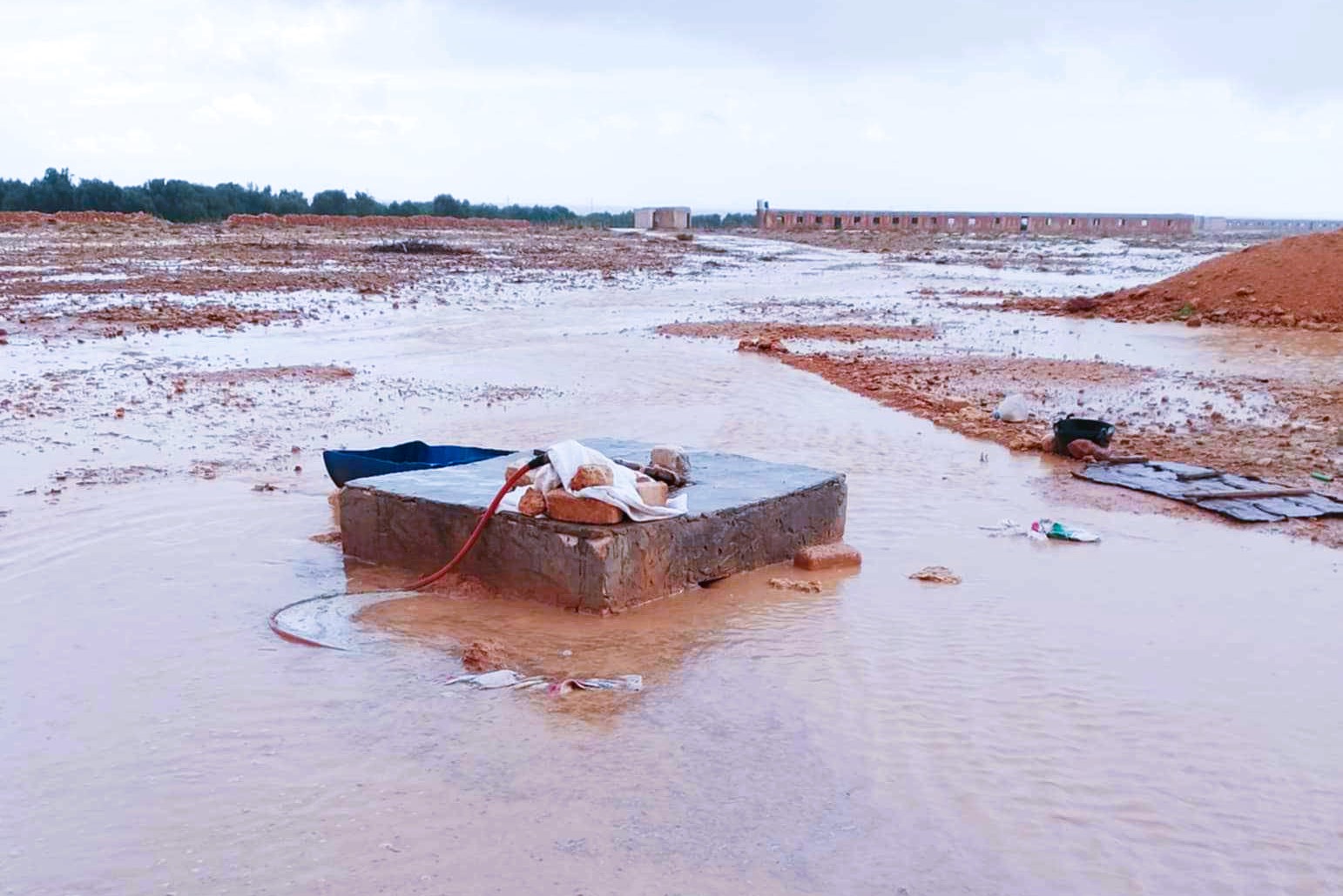 الامطار تملأ الابار في صحراء مطروح الامطار تملأ الابار في صحراء مطروح
