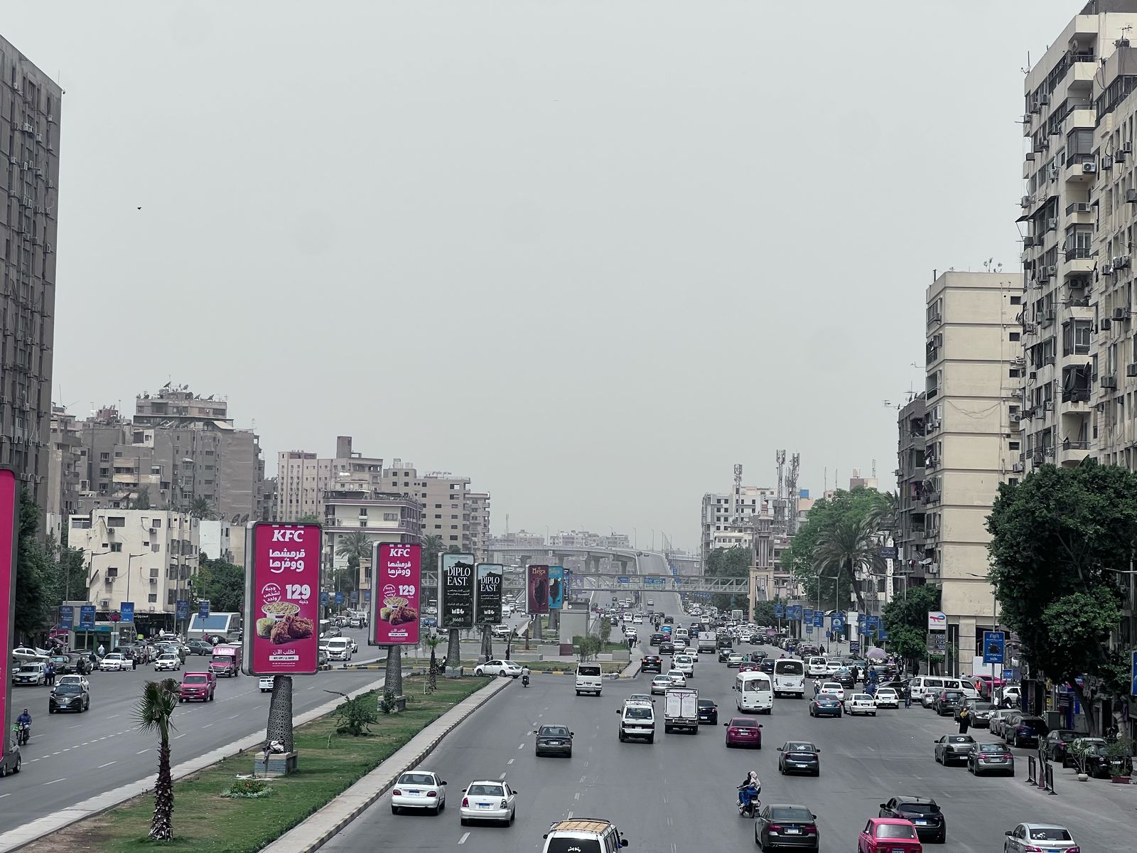 جانب من حركة السيارات جانب من حركة السيارات