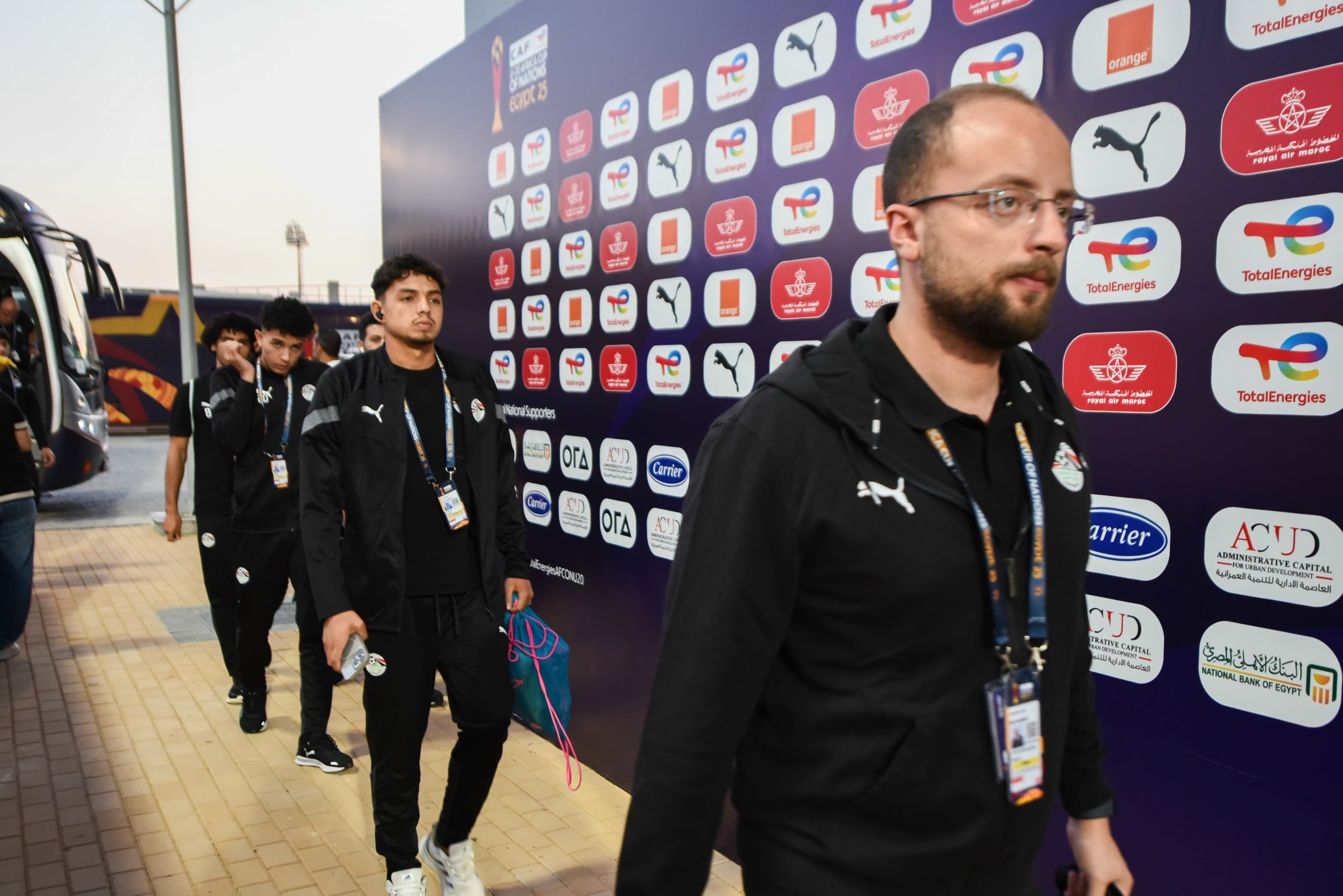 منتخب الشباب يصل استاد هيئة قناة السويس لمواجهة نظيره سيراليون (2)