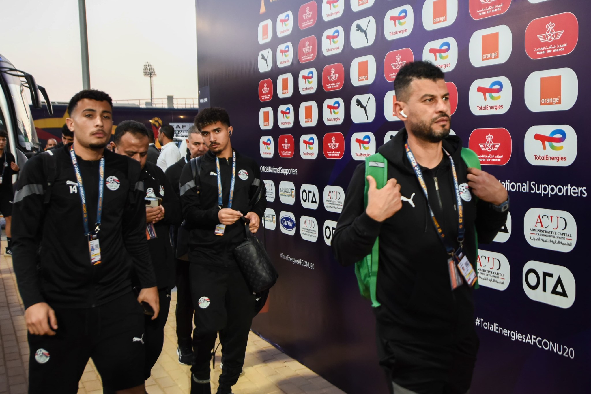  منتخب الشباب يصل استاد هيئة قناة السويس لمواجهة نظيره سيراليون (1)