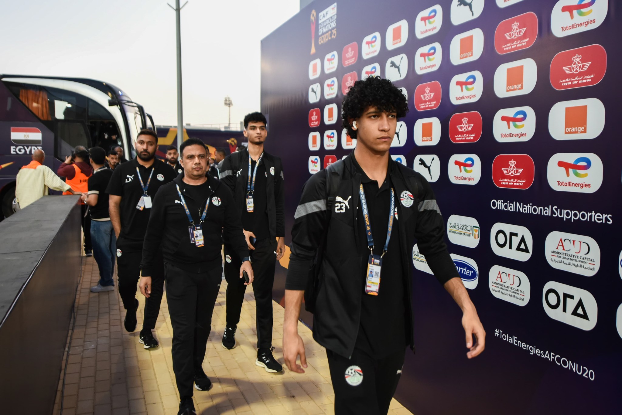  منتخب الشباب يصل استاد هيئة قناة السويس لمواجهة نظيره سيراليون (7)