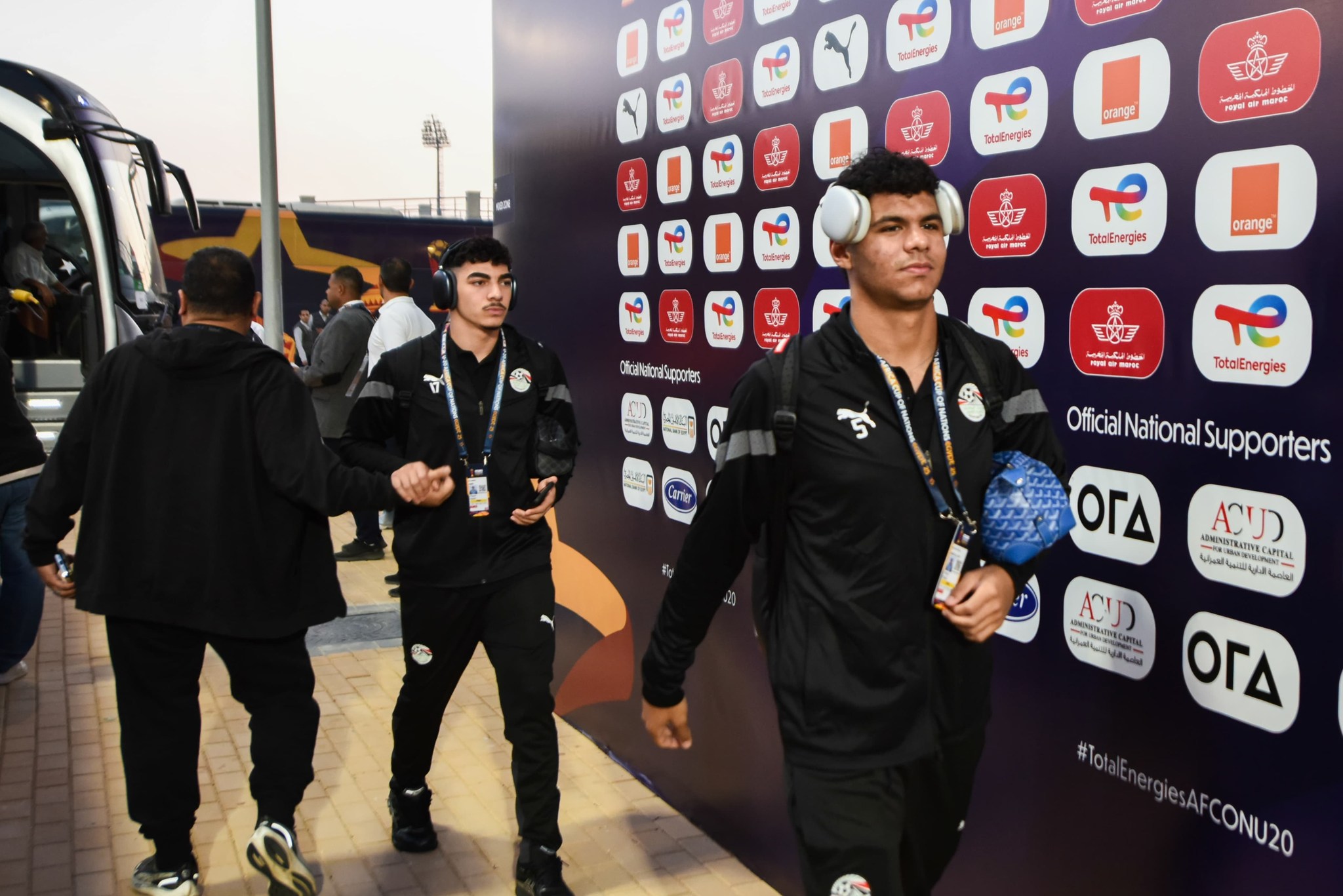  منتخب الشباب يصل استاد هيئة قناة السويس لمواجهة نظيره سيراليون (5)