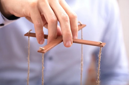 شخص متلاعب شخص متلاعب
