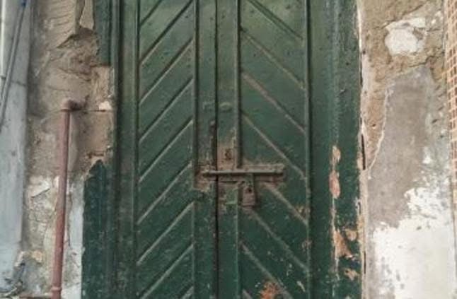 شارع الباب الأخضر بالإسكندرية.. أيقونة تاريخية وطراز معمارى يجذب السياح.. يضم أثارًا هامة أبرزها وكالة العشماوى التجارية وكوم الناضورة.. وخبير أثرى: الأعمدة الخضراء بمسجد الألف عمود سبب تسمية الشارع.. صور