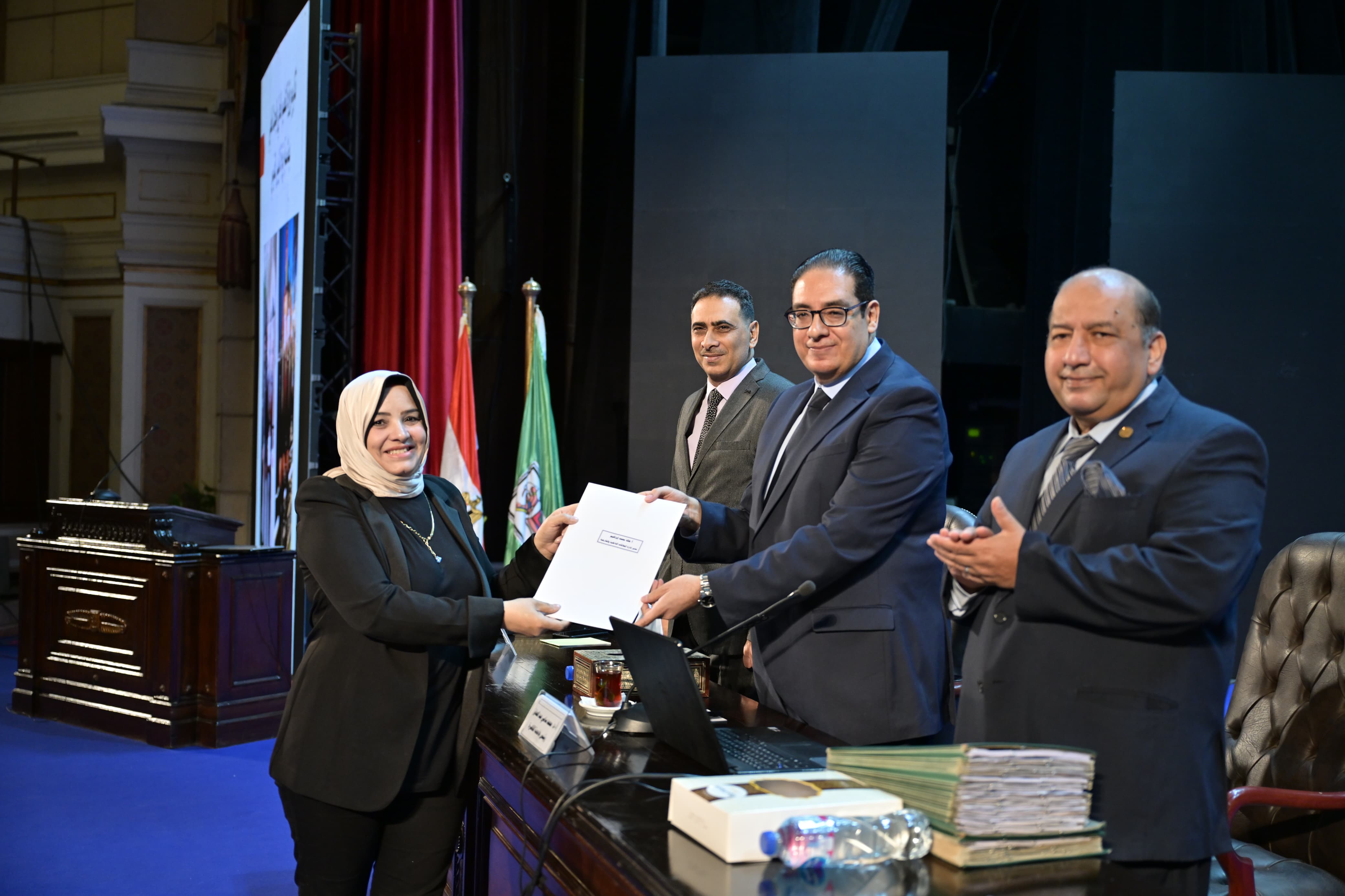 رئيس جامعة القاهرة يكرم هالة محمد مدير إدارة العلاقات الداخلية والخارجية بالجامعة