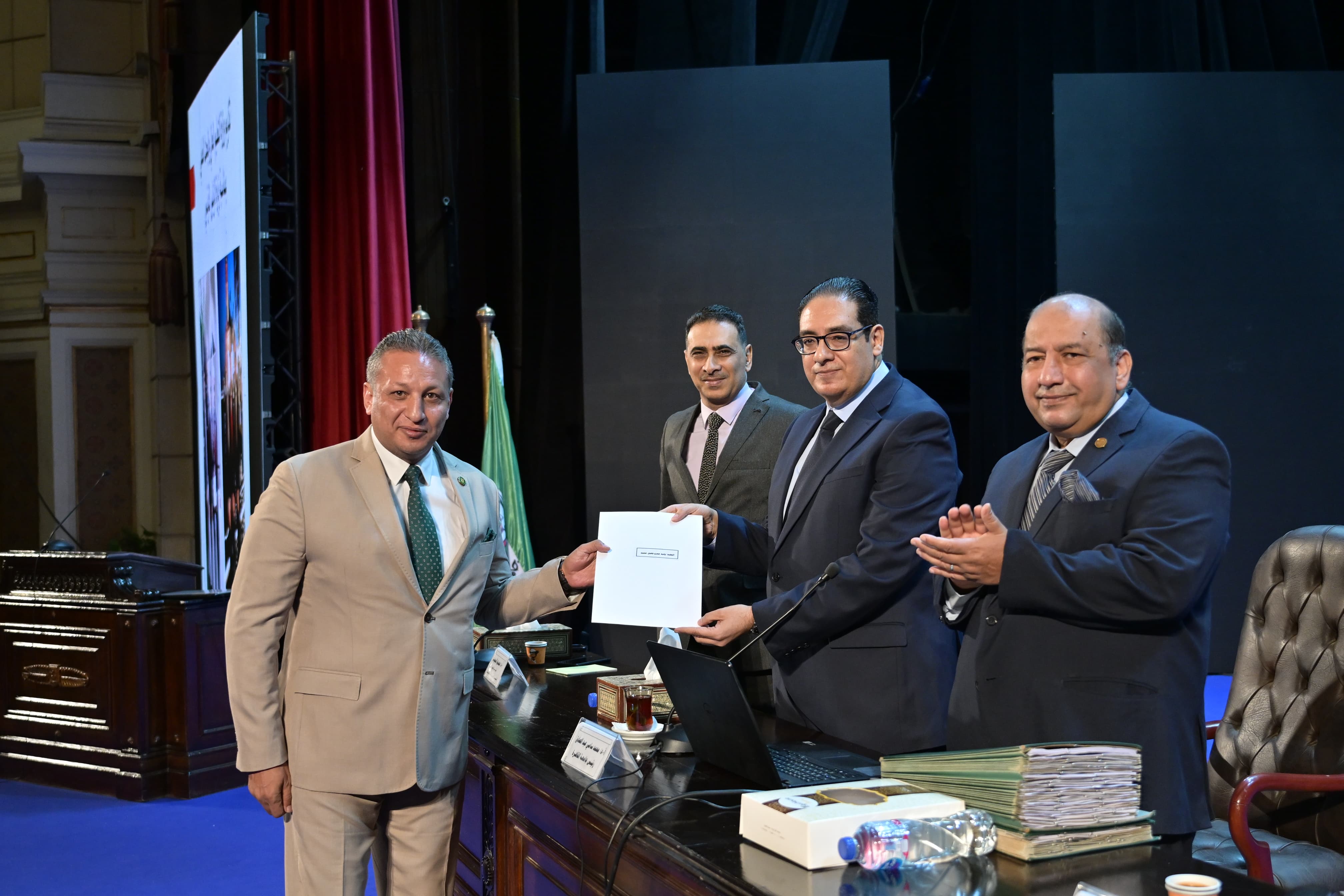 رئيس جامعة القاهرة يكرم العقيد وليد عمرو نائب مدير الأمن بالجامعة